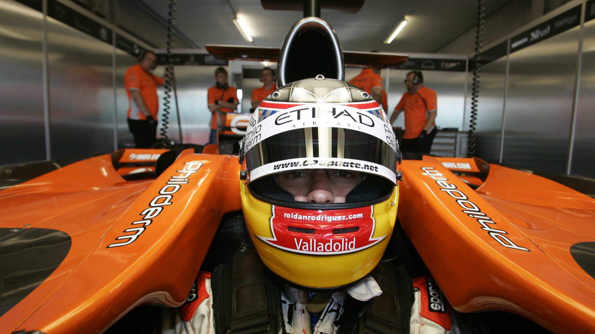 Casco Roldán Rodríguez en el cockpit de F1