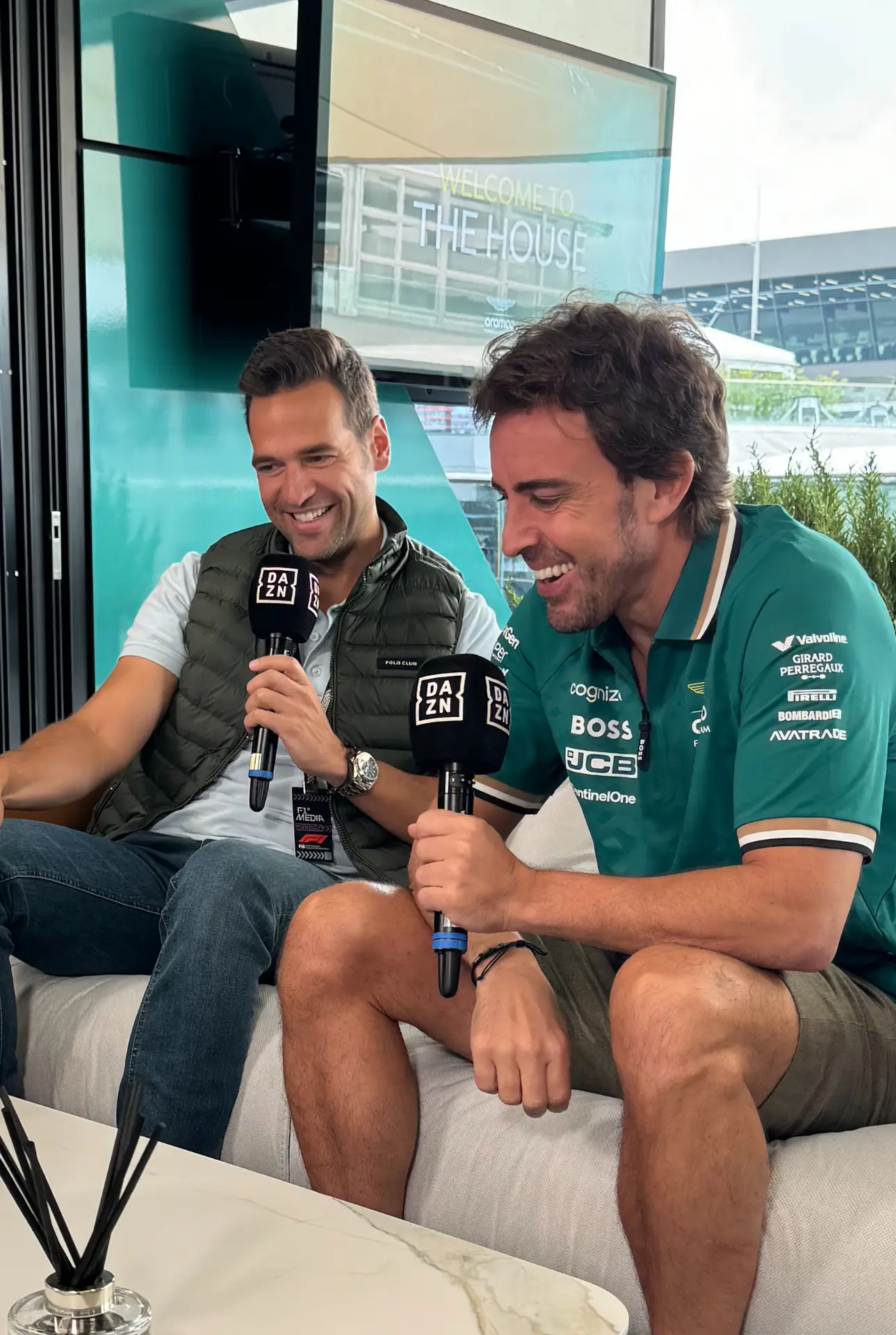 Roldán con Fernando Alonso en Aston Martin