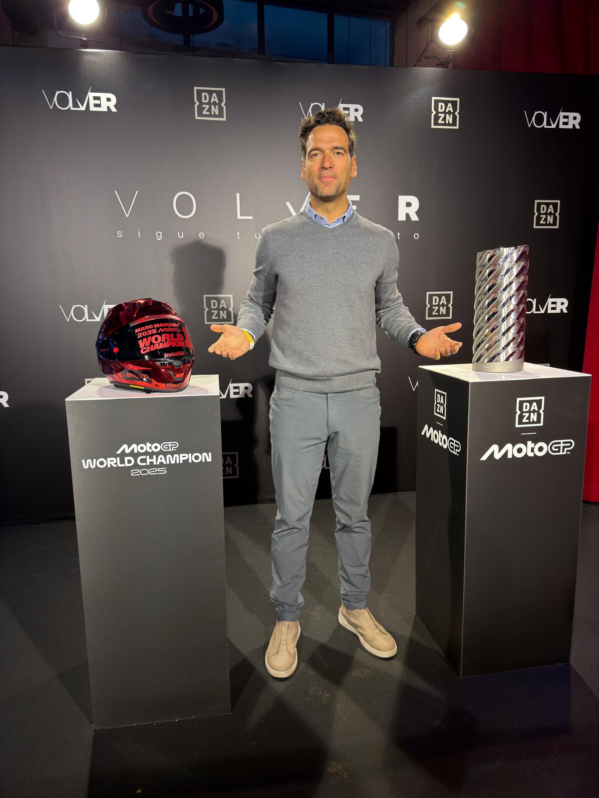 Roldán con casco y trofeo MotoGP — Volver