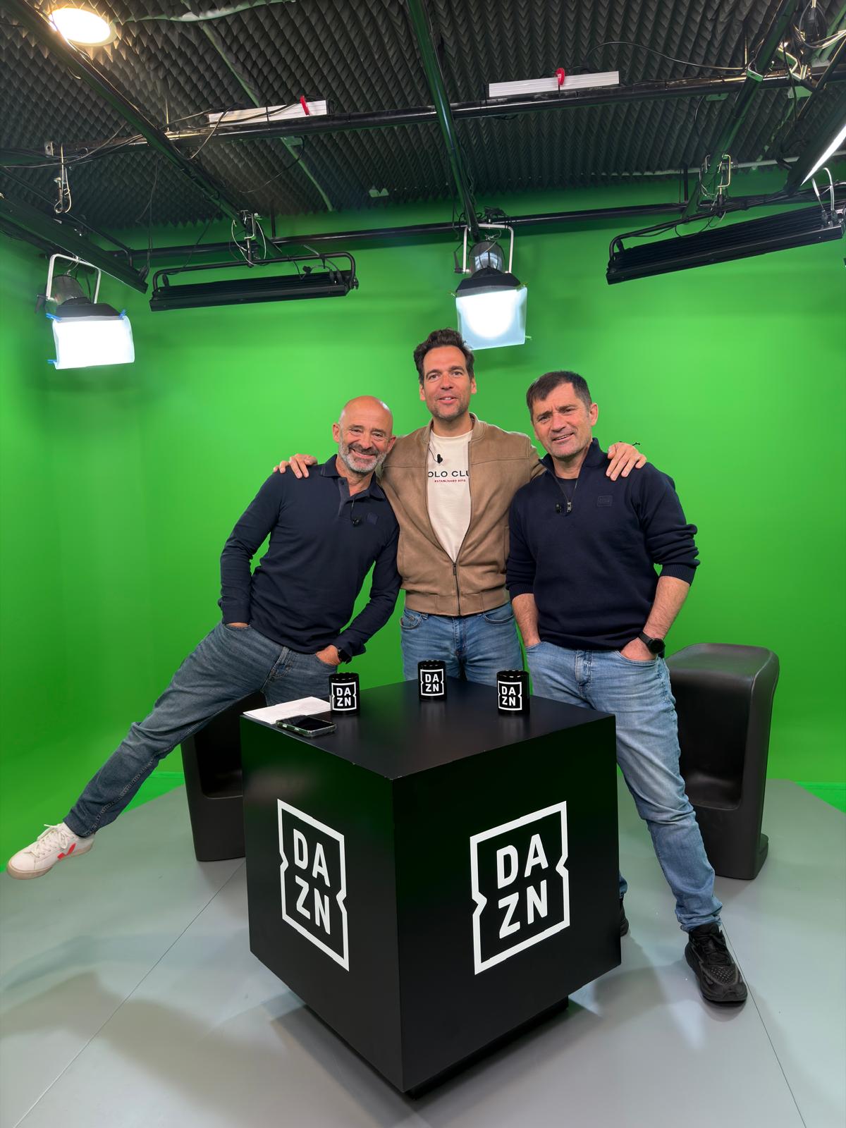 Roldán con equipo DAZN MotoGP