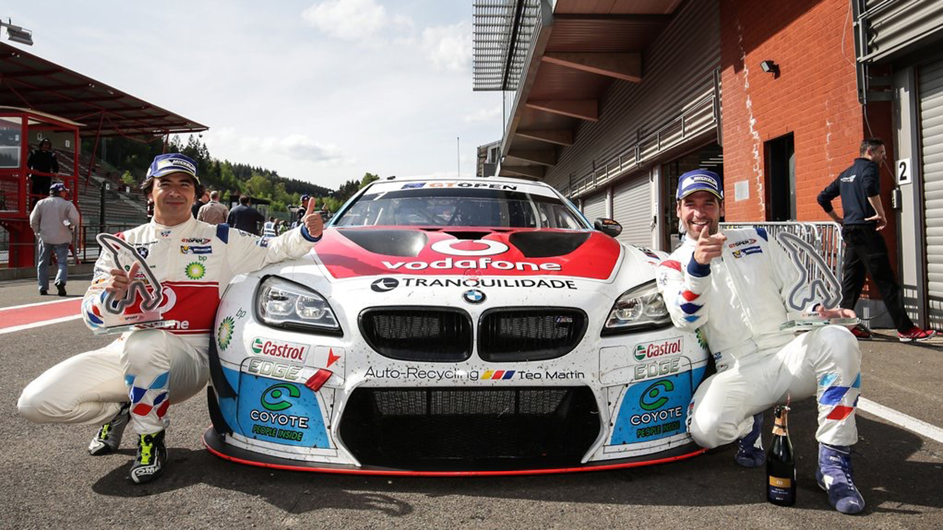 Roldán con trofeo BMW GT Open en Spa