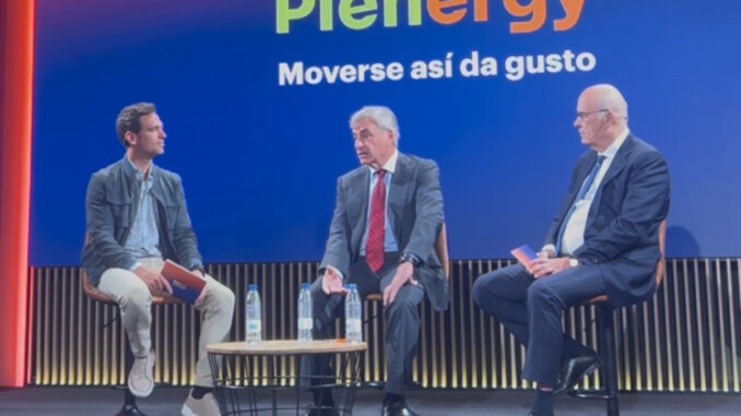 Roldán moderando panel Plenergy