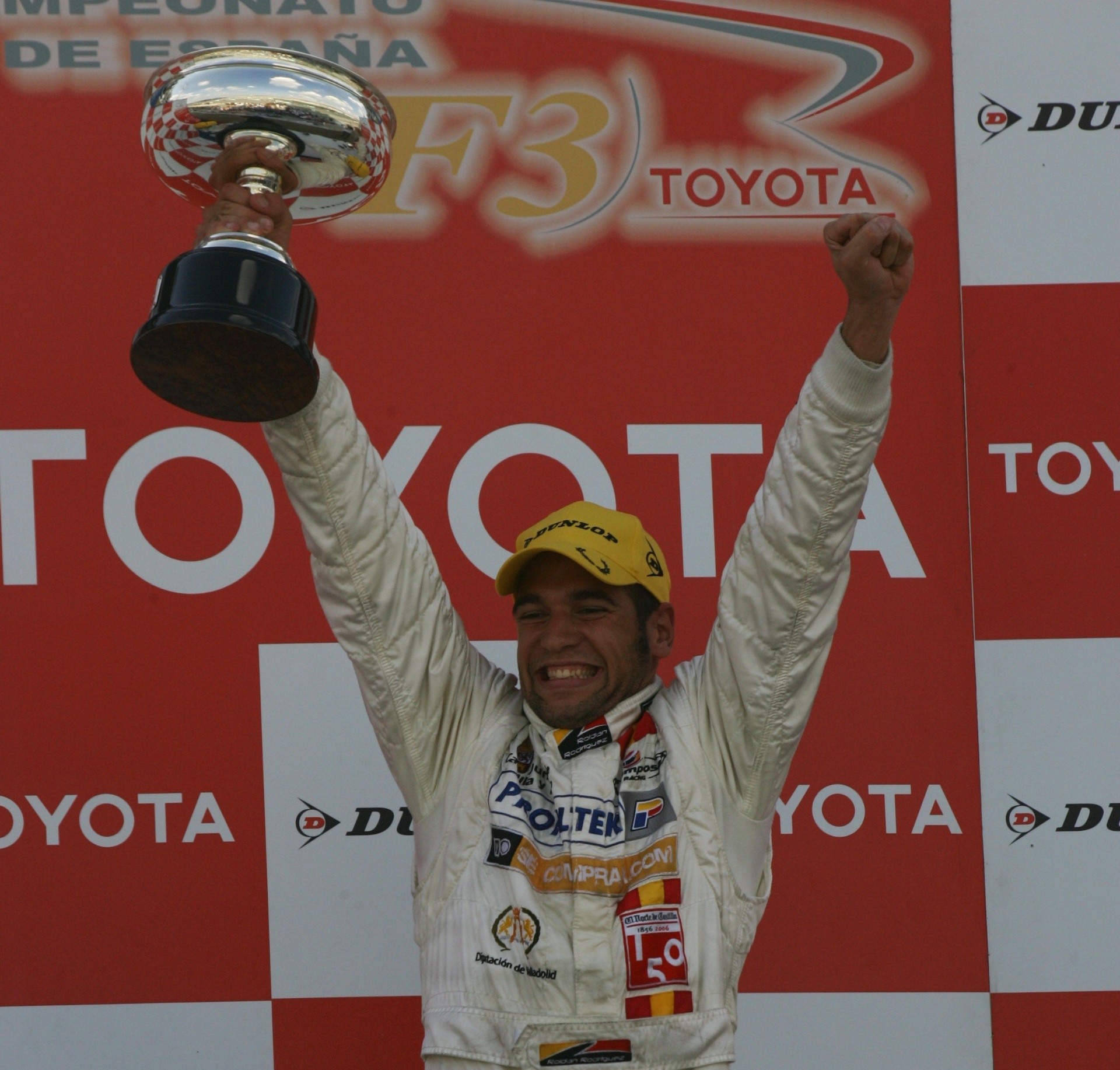 Roldán Rodríguez levantando un trofeo en el podio del Campeonato de España de Fórmula 3 Toyota