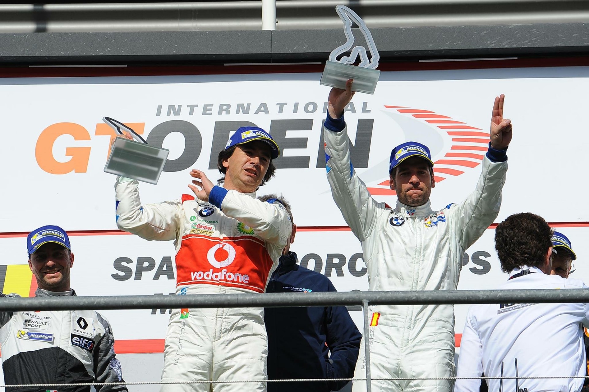 Roldán Rodríguez celebrando un podio del International GT Open en Spa-Francorchamps con mono BMW