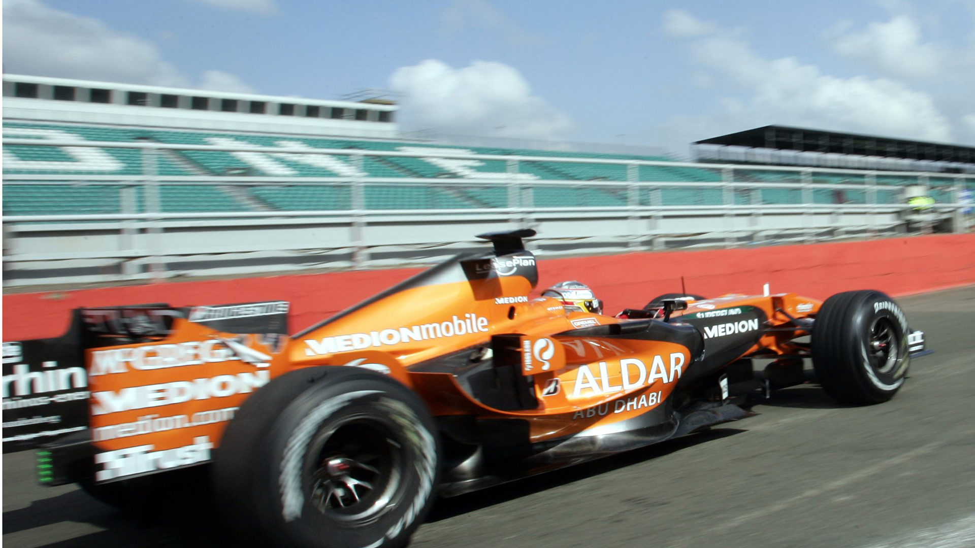 Roldán Rodríguez pilotando el Spyker-Ferrari de Fórmula 1 en los tests de Silverstone 2007